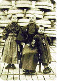 生家の前で(1913年)
